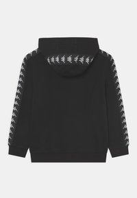 Felpa nera con cappuccio e maniche a polsino nere. Presenta una bordatura con logo bianco a contrasto lungo i lati. Realizzata in tessuto morbido.