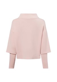 Roze sweater met korte mouwen, voorzien van een opgerolde kraag, oversized pasvorm en zachte textuur. De achterkant heeft een naadloos ontwerp en fitted mouwen.