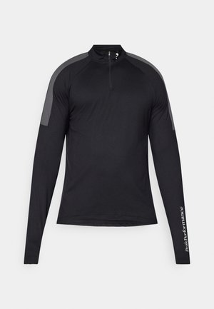 Zwarte sportieve shirt met lange mouwen en een kwart rits, voorzien van grijze schouderaccenten. Bevat de tekst "PeakPerformance" op de linkermouw.
