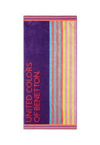 Asciugamano viola con strisce orizzontali rosa, verdi e blu, con la scritta "UNITED COLORS OF BENETTON" stampata in bold rosso.