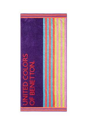 Serviette violette avec des rayures horizontales en rose, vert et bleu, portant l'inscription "UNITED COLORS OF BENETTON" en lettres rouges en gras.