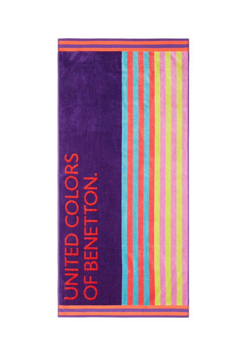 Asciugamano viola con strisce orizzontali rosa, verdi e blu, con la scritta "UNITED COLORS OF BENETTON" stampata in bold rosso.