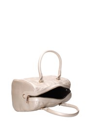 Sac à main en cuir crème de forme rectangulaire structurée, doté d'une fermeture à glissière, de deux poignées supérieures et d'accents en métal doré.