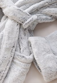 Accappatoio in pelliccia ecologica grigia morbida con una texture lussuosa, caratterizzato da una vita con cintura e ampie maniche accoglienti. Cuciture dettagliate lungo i bordi.