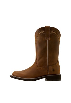 Bruine leren cowboylaars met een afgeronde neus, decoratieve stiksel bij de bovenkant en een kleine hak. Gladde textuur en verstevigde achterlus.