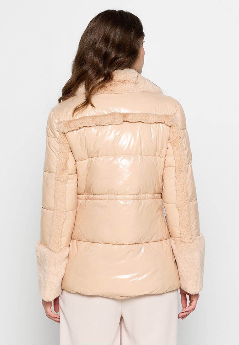 Leichte Padded-Jacke in Pfirsichfarbe mit glänzender Oberfläche, Kunstpelz-Akzenten am Kragen und den Ärmeln, gestepptem Design und lässigem Schnitt.