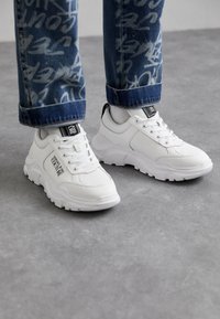 Unselected, white