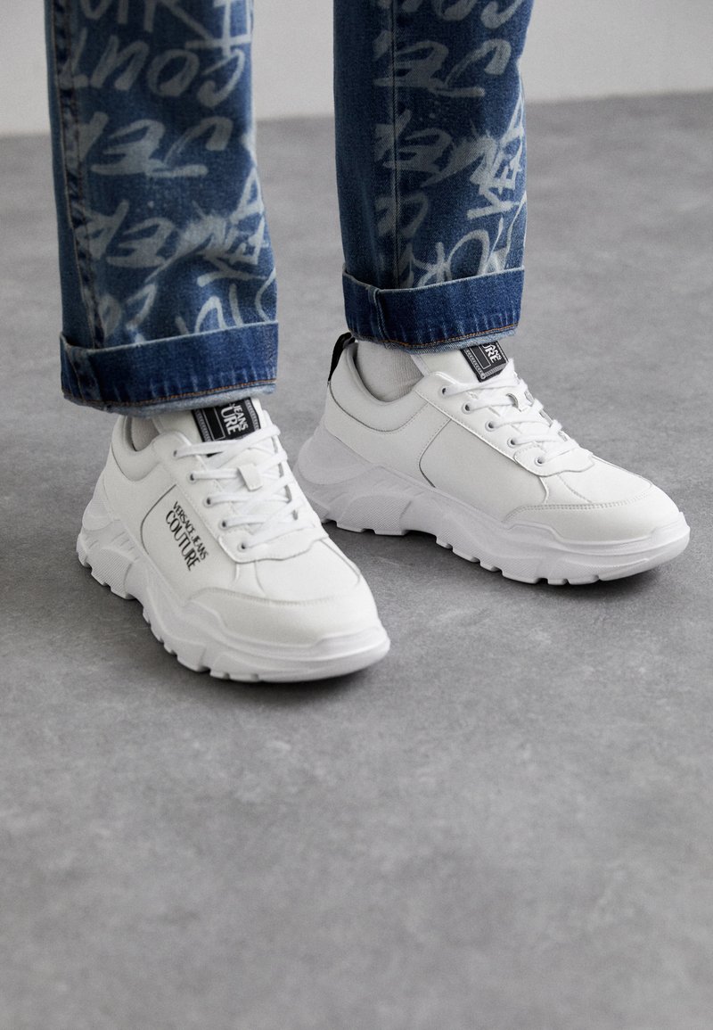 Baskets Versace Jeans Homme Taille 45 - Style Nike Air Max - Occasion Très Bon état