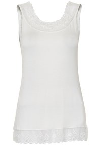 Top de tirantes blanco hecho de una tela suave, con un acabado de encaje en el escote y el dobladillo, con una textura suave y diseño sin mangas.