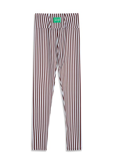 Leggings avec des rayures verticales marron et blanches et une étiquette verte à la taille indiquant "Bobo Choses."