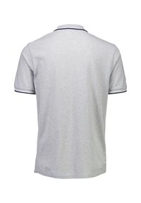 Grå pikétröja med klassisk krage, korta ärmar och marinblå detalj längs kragen och ärmsluten. Material i bomullsblandning.