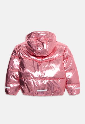 Doudoune métallique rose avec capuche, présentant une surface brillante, un design matelassé et des accents réfléchissants blancs sur les manches.