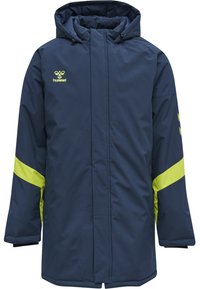 Marineblå vandtæt parka-jakke med hætte og gule detaljer på ærmerne, med lynlås og en afslappet pasform.