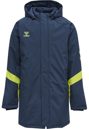Marineblauwe waterdichte parka jas met een capuchon en gele accenten op de mouwen, voorzien van een ritssluiting en een casual pasvorm.