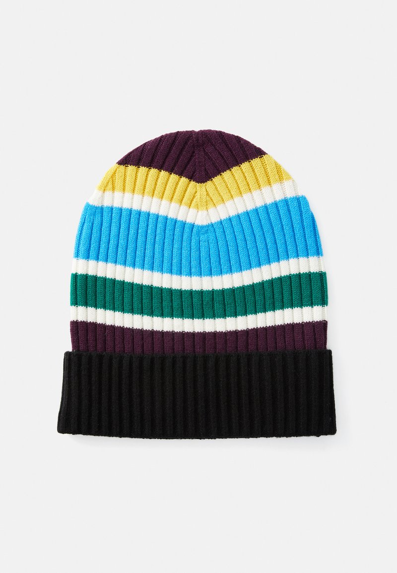 Geribbelde gebreide muts met zwarte boord en horizontale strepen in paars, groen, wit, blauw en geel op een witte achtergrond.