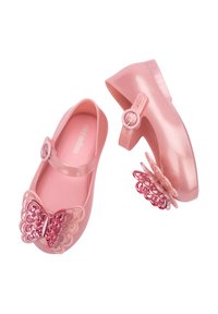 Zapatos de plástico rosa con una decoración de mariposa con lentejuelas y un acento floral, cerrados con una correa de hebilla redonda.