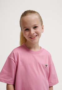 Rosa Baumwoll-T-Shirt mit kurzen Ärmeln, Rundhalsausschnitt und einem kleinen gestickten Design auf der linken Brust. Glatte Textur, lässiges Design.