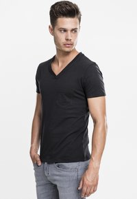Urban Classics V-NECK POCKET TEE - Paprasti marškinėliai - black
