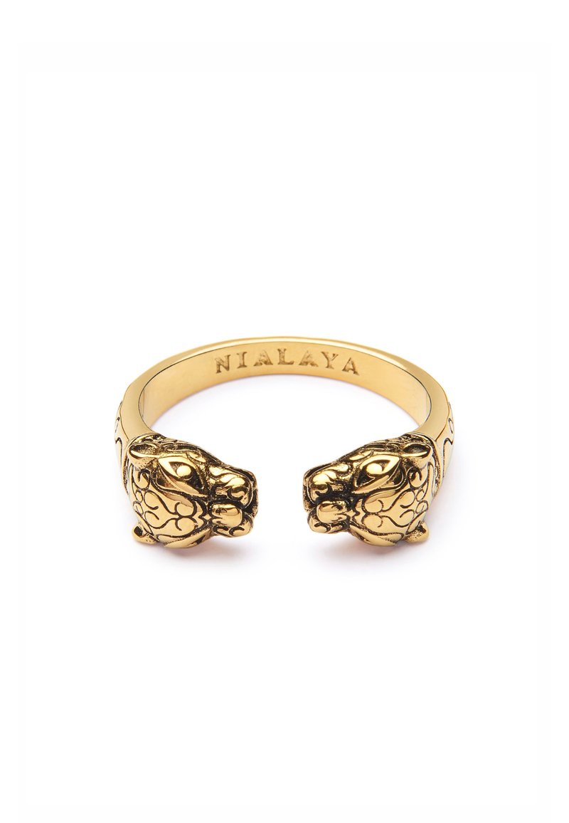 Guldtonet armbånd med to løvehoveder i hver ende, detaljeret med et mønstret tekstur og indgraveret med "NIALAYA."