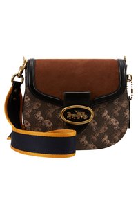 Borsa in suede marrone e pelle nera, con un motivo a rilievo di cavallo e carrozza, hardware ovale dorato e una tracolla a righe blu navy e gialle.