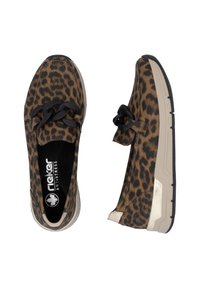 Des chaussures slip-on à imprimé léopard avec une tige en tissu doux, un accent de nœud noir, une semelle beige et un rembourrage confortable.