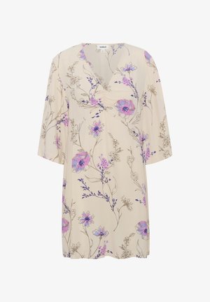 Virágmintás, törtfehér anyagú ruha V-kivágással, 3/4-es ujjakkal, lila virágokkal és zöld szárakkal. Puha tapintású és laza fazonú.