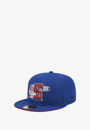 Blauwe aangesloten honkbalpet met rode accenten, voorzien van geborduurde afbeeldingen waaronder een logo en letters aan de voorkant en zijkant.