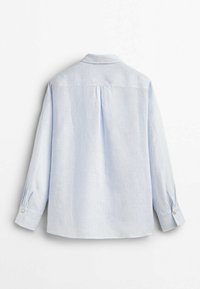 Lichtblau shirt met witte verticale strepen, lange mouwen, knoopmanchetten en een puntige kraag; gladde textuur met een relaxte pasvorm.