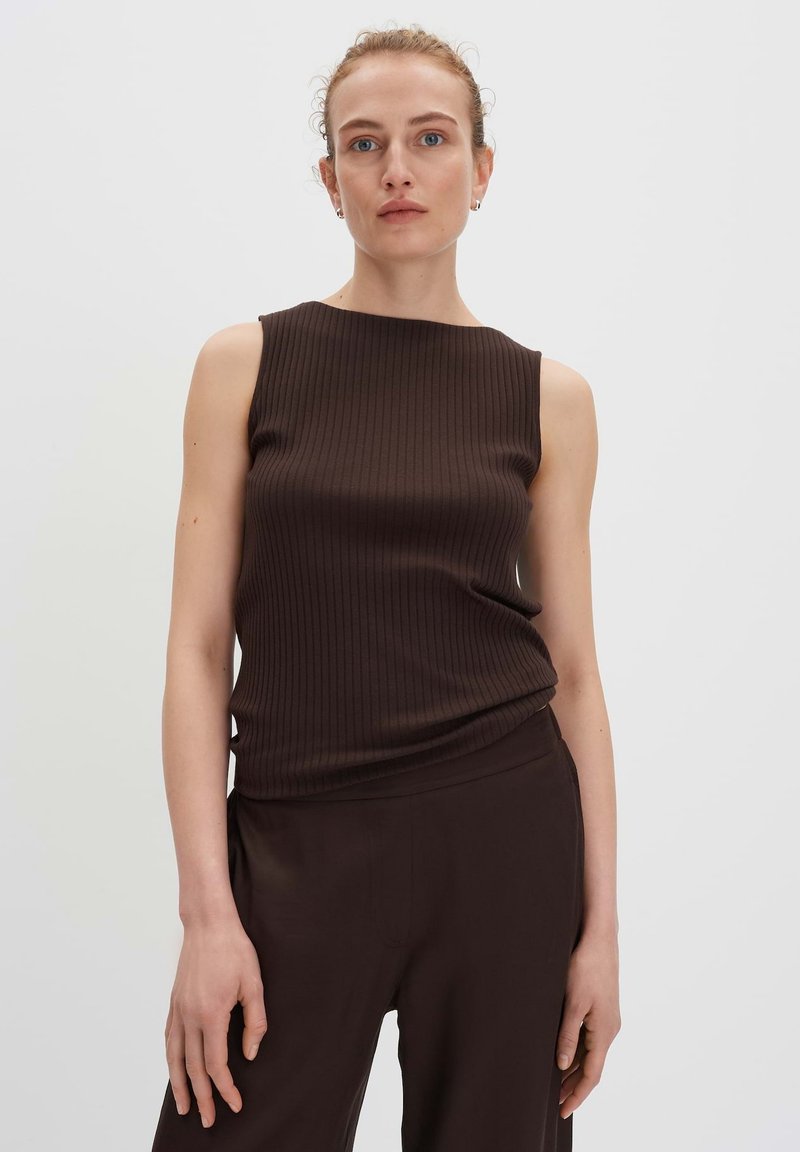 Bruine geribbelde tanktop met een bootnek en mouwloos ontwerp, gecombineerd met bijpassende losse bruine broeken. Gladde textuur, minimale detailing.