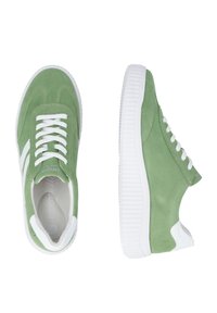 Baskets en daim vert avec des lacets blancs et des semelles épaisses en caoutchouc blanc, vues de dessus et de côté sur un fond blanc.