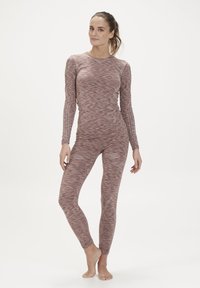Langærmet, tætsiddende top og leggings i tekstureret, meleret pink stof. Strækbart materiale; sømløs design; letvægts og kropsnær.