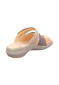 Dual-band slide sandal in beige and multi-toned leather, curved sole, lightweight, with soft interior lining and textured exterior.