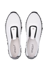 Weiße Slipper mit durchlöchertem Design, kontrastierenden schwarzen Akzenten und elastischen Seiteneinsätzen für ein einfaches An- und Ausziehen. Der Markenname "Venezia" ist sichtbar.