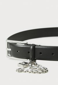 Ceinture en cuir noir avec une boucle en métal argenté, dotée d'une chaîne détachable et d'un détail de verrou. Texture lisse et design classique.