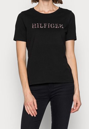 Czarny bawełniany t-shirt z krótkim rękawem, z teksturowanym logo "HILFIGER" w kontrastowym kolorze na piersi.