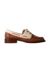 Mocassin en cuir marron et crème avec lacets à l'avant et petit talon empilé, montré de profil sur fond blanc.