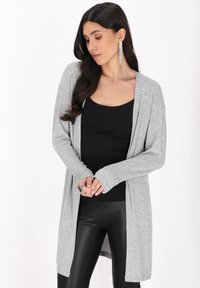 Hellegrauer, langer Cardigan aus weichem Material, mit offener Vorderseite, leicht und mit verlängerten Ärmeln sowie einem lockeren Schnitt.