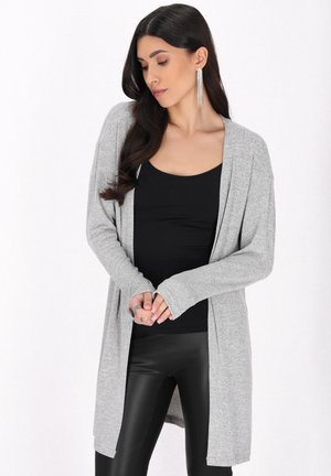 Světlá šedá dlouhá cardigan vyrobená z měkké tkaniny, otevřená přední část, lehká, s prodlouženými rukávy a uvolněným střihem.
