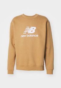 Sudadera marrón con cuello redondo y mangas largas. Presenta un logo blanco de "New Balance" en el pecho. Textura suave y diseño casual.