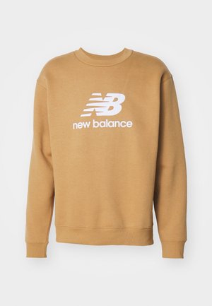 Brauner Pullover mit Rundhalsausschnitt und langen Ärmeln. Mit einem weißen "New Balance"-Logo auf der Brust. Weiche Textur und lässiges Design.