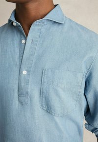 Reiss REGULAR FIT - BAYLOR CUTAWAY-COLLAR - Cămașă - light wash indigo