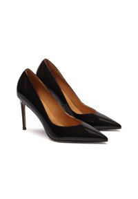 Mustmust musthave kõrged kontsad teravate varvastega ja õhukese stilettokannaga. Sile tekstuur ja madala lõikega disain rõhutavad siluetti.