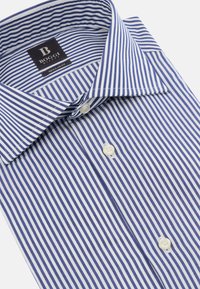 Camisa a rayas azul y blanca con cuello clásico, que presenta botones blancos en la parte delantera y una etiqueta que dice "Boggi" debajo del cuello.