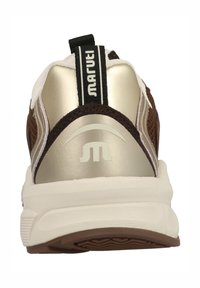 Bruine en metallic gouden sneaker met een gestructureerde bovenkant, gevoerde kraag, trekstrip en een witte rubberen zool met een patroon in het loopvlak.