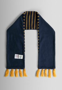 Jūrinė polar fleecinė šalikas su geltonomis juostelėmis ant galų ir geltonais kutais. Ant vieno galo yra etiketė. Lygi tekstūra, stačiakampio forma.