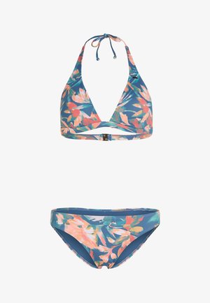 Conjunto de bikini floral que presenta un estampado colorido de hojas rosas y verdes sobre un fondo azul. Top tipo triángulo con cuello halter y cierre de broche.