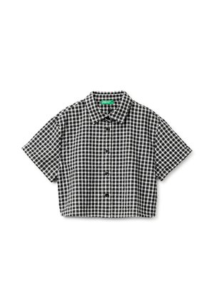 Zwart-wit geruit, kort mouw, cropped shirt met kraag en knopen aan de voorkant, plat gelegd op een witte achtergrond.