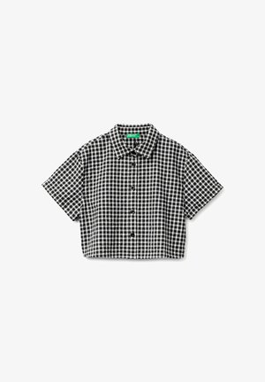 Czarna i biała kraciasta, krótkorękawowa, krótkia koszula z kołnierzykiem i guzikami z przodu, ułożona płasko na białym tle.