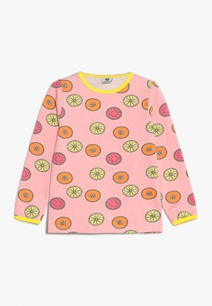 Camisa rosa de manga larga con ribete amarillo, con un estampado de rodajas de frutas en naranja, amarillo y rosa dispersas por la tela.