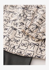 Seleccionado, black white bows